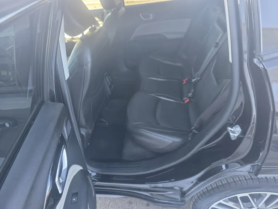 2022 Jeep Compass Limited | Photo 11 of 24