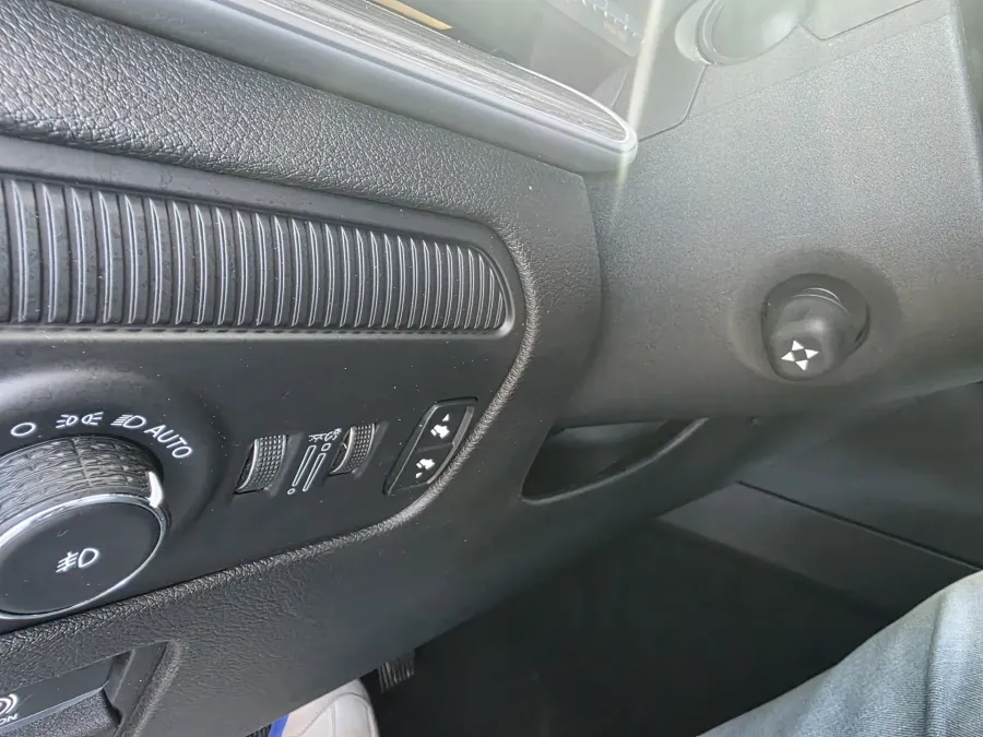 2023 Jeep Wagoneer L Series II | Photo 31 of 33