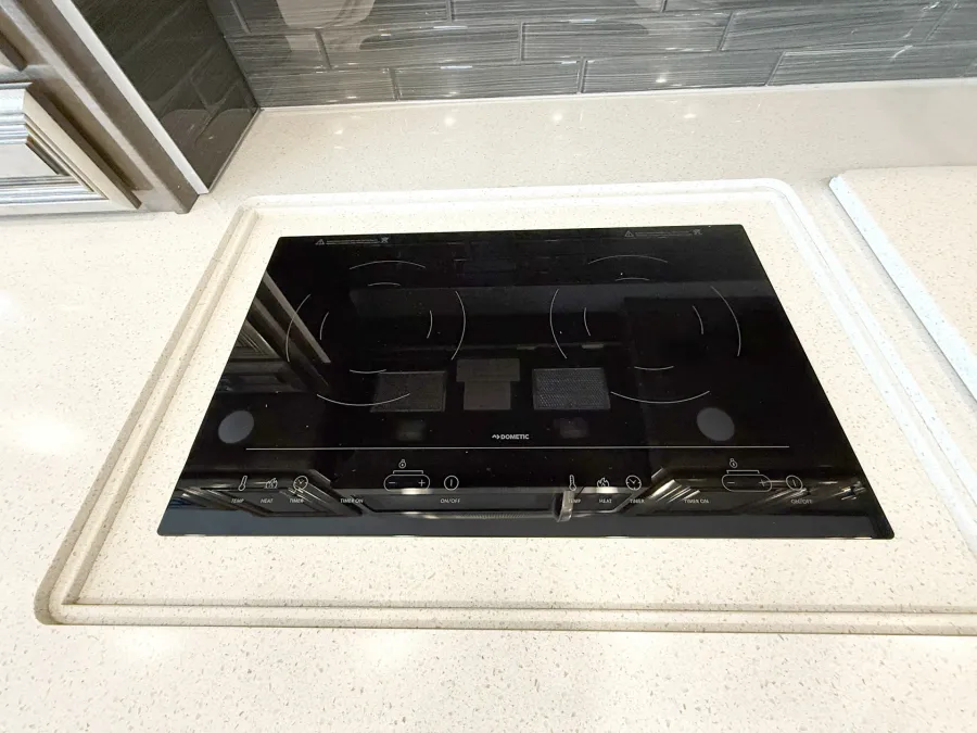 2019 Fleetwood Discovery 40M LXE | Photo 12 of 30