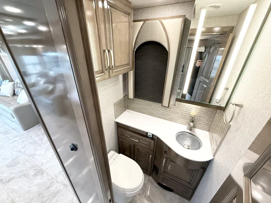 2023 Newmar Essex 4551 | Photo 13 of 34