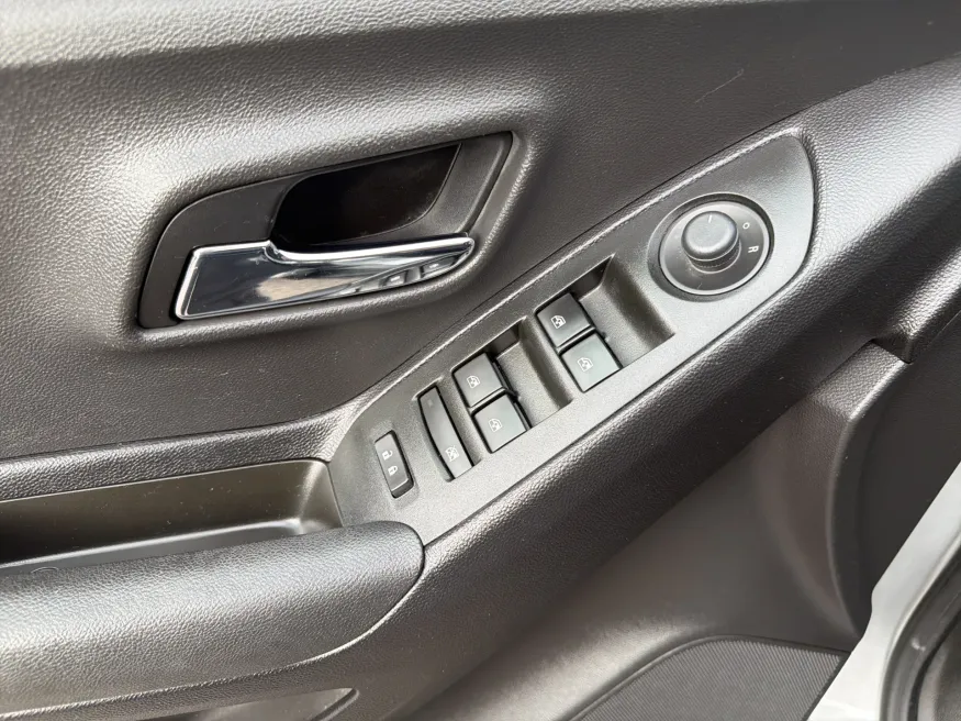 2020 Chevrolet Trax LS | Photo 11 of 19