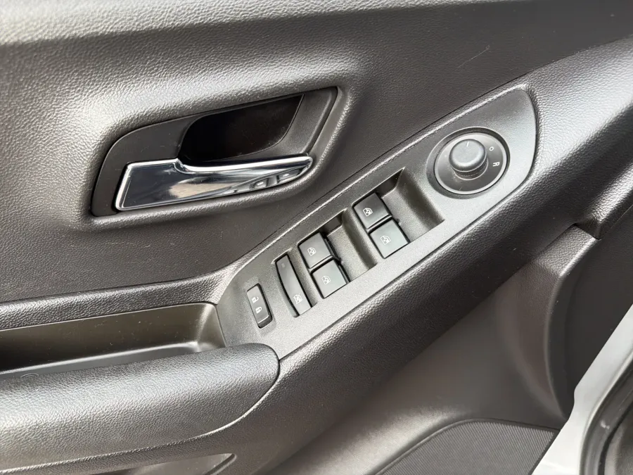 2020 Chevrolet Trax LS | Photo 11 of 19