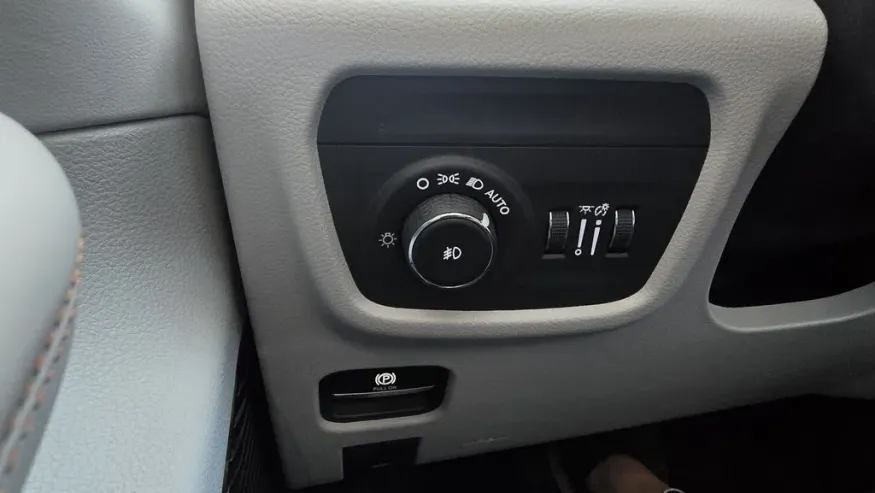 2022 Jeep Grand Cherokee L | Photo 14 of 36