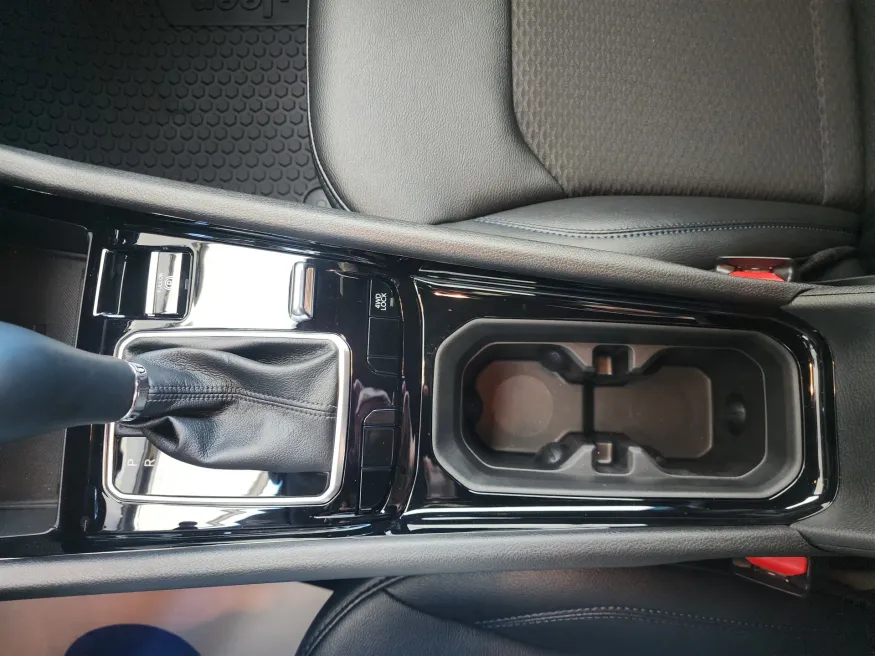 2026 Jeep Compass Latitude | Photo 17 of 19