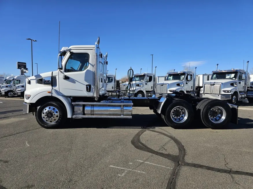 2023 Western Star 4900SA | Photo 8 of 18