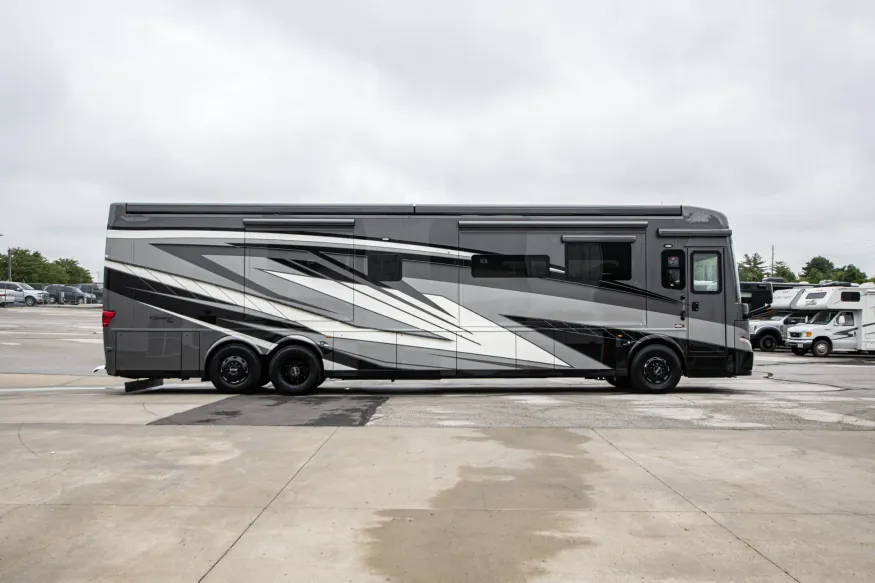 2026 Newmar Essex 4569 | Photo 4 of 34