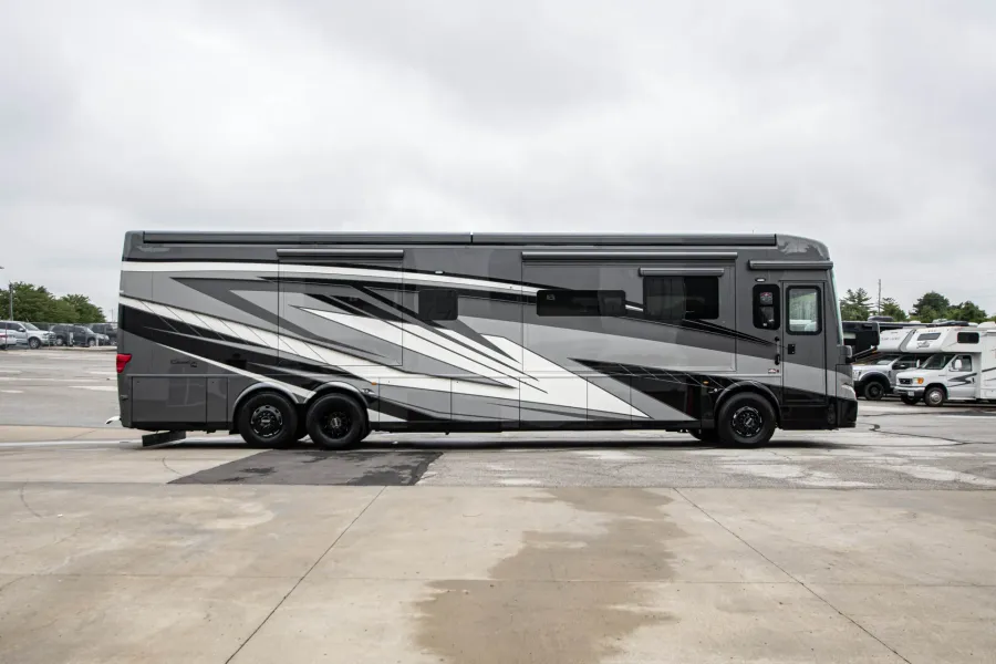 2026 Newmar Essex 4569 | Photo 4 of 34