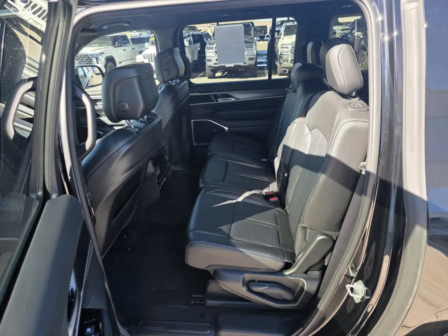 2025 Jeep Wagoneer L Base | Photo 12 of 34