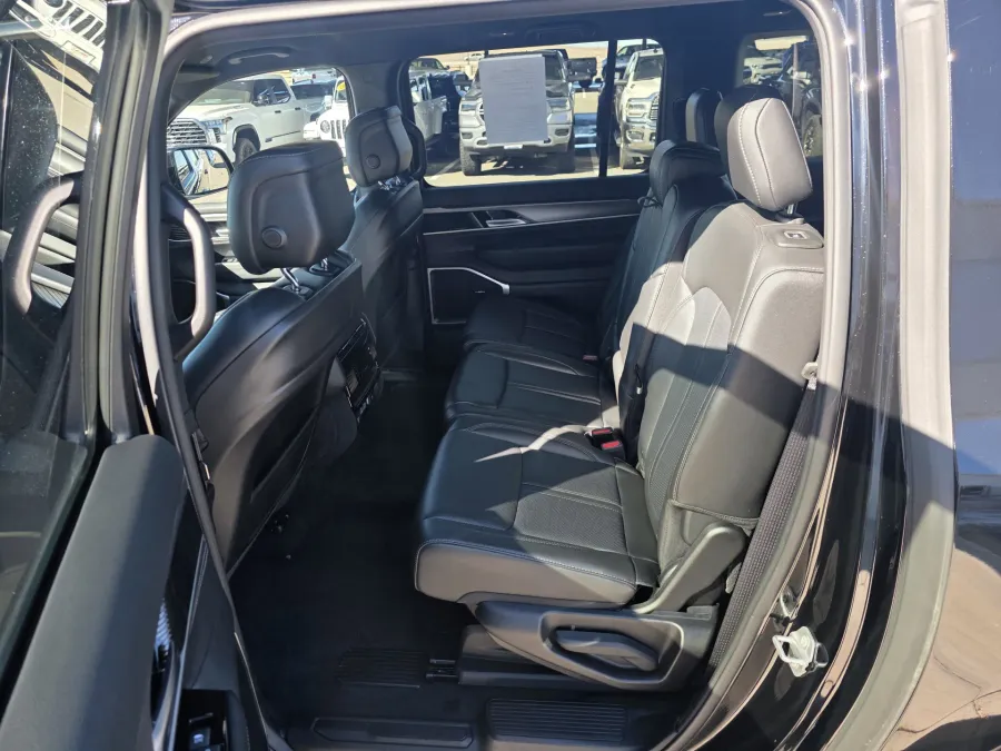 2025 Jeep Wagoneer L Base | Photo 12 of 34