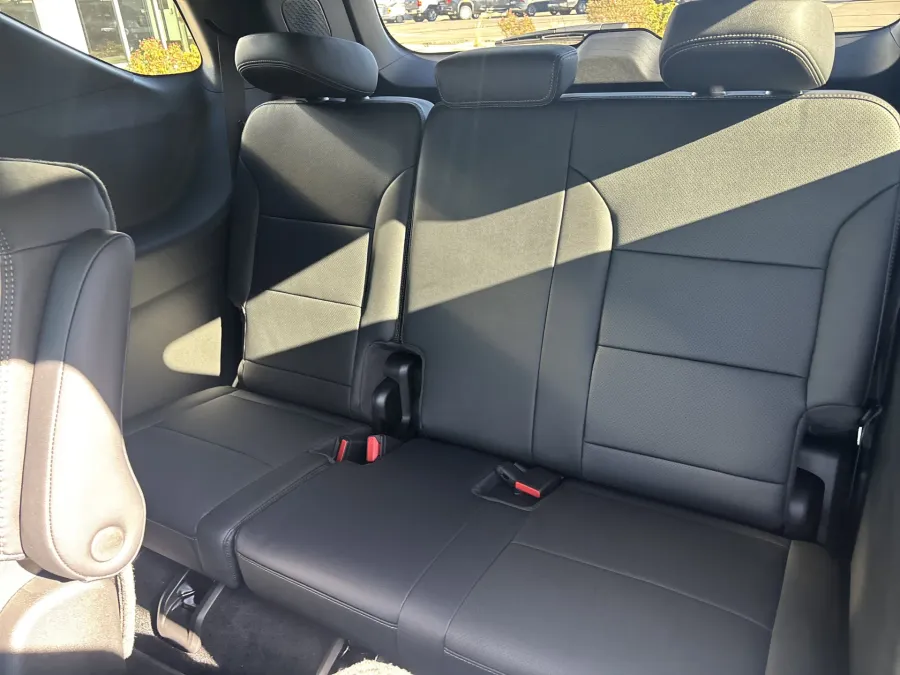 2026 Chevrolet Traverse AWD High Country | Photo 11 of 26