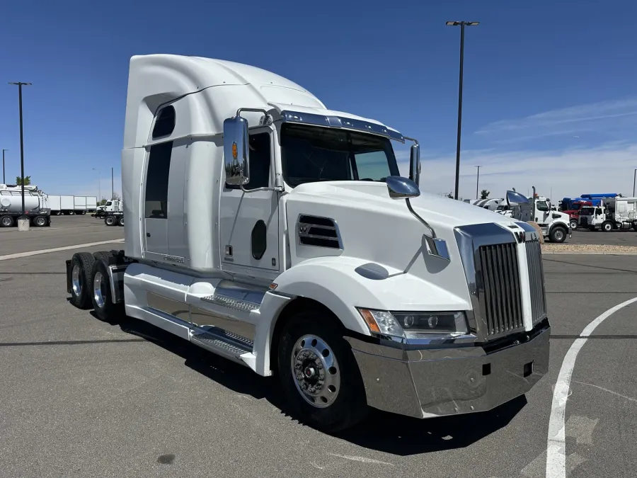 2022 Western Star 5700XE | Photo 3 of 22