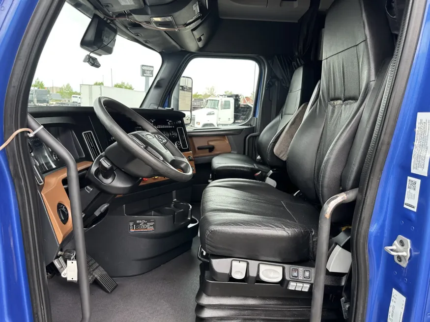 2023 Freightliner Cascadia | Photo 9 of 24