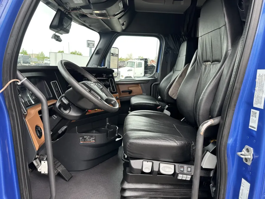 2023 Freightliner Cascadia | Photo 9 of 24