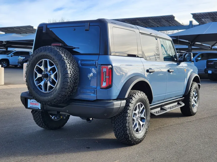 2024 Ford Bronco Badlands | Photo 2 of 31