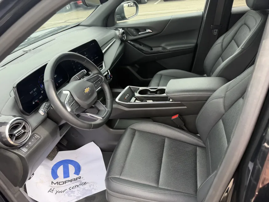 2025 Chevrolet Equinox AWD LT | Photo 12 of 18