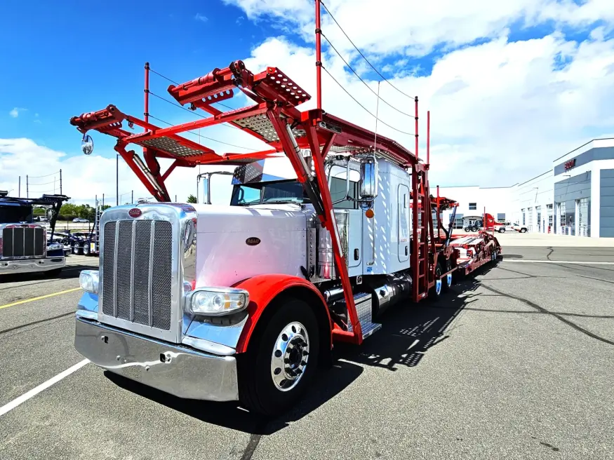 2018 Peterbilt 389 | Photo 1 of 35