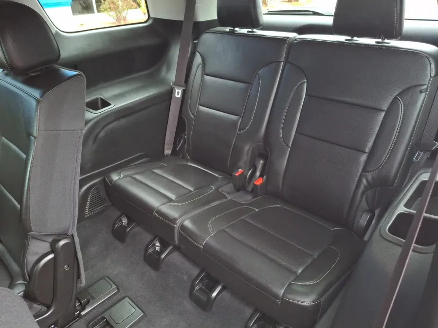 2023 GMC Acadia SLT | Photo 11 of 22