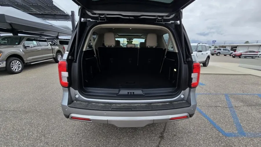 2022 Ford Expedition Max | Photo 8 of 35