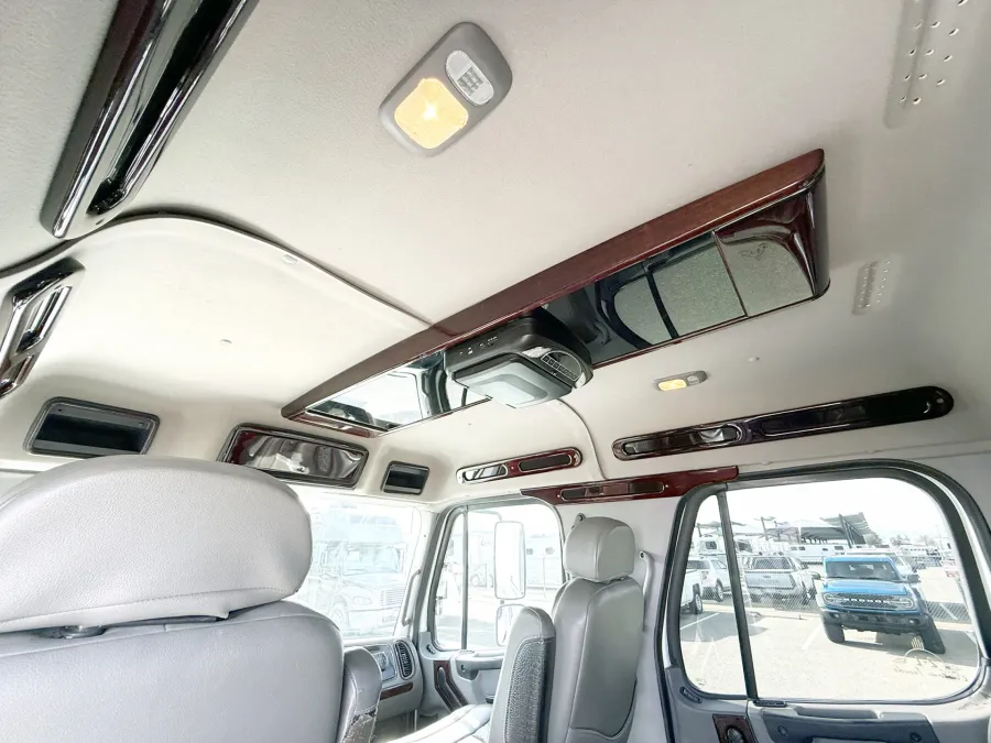 2015 Freightliner M2 106 2L Hauler | Photo 9 of 20