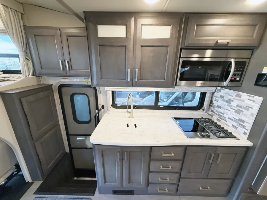 2023 Thor Inception 38MX | Photo 8 of 45