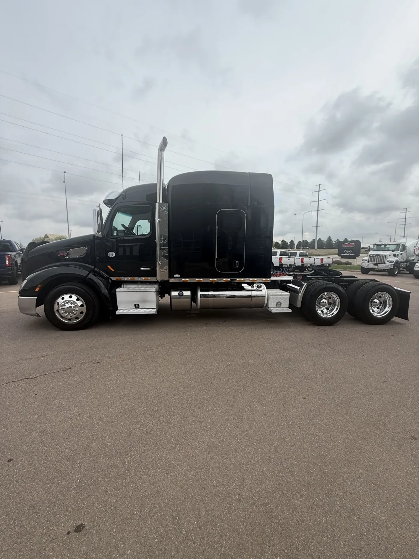 2019 Peterbilt 579 | Photo 2 of 17