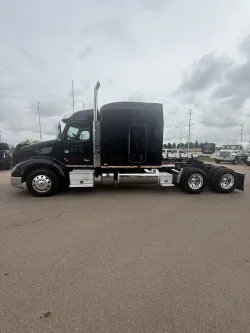 2019 Peterbilt 579 | Thumbnail Photo 2 of 17