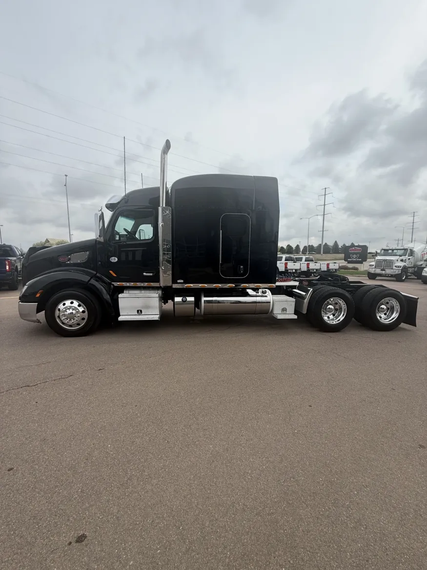 2019 Peterbilt 579 | Photo 2 of 17