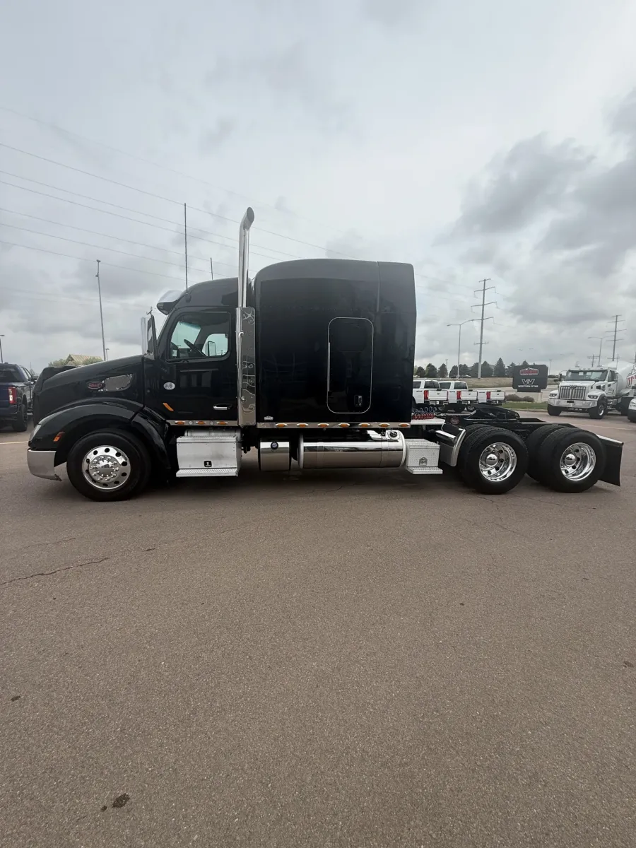2019 Peterbilt 579 | Photo 2 of 17