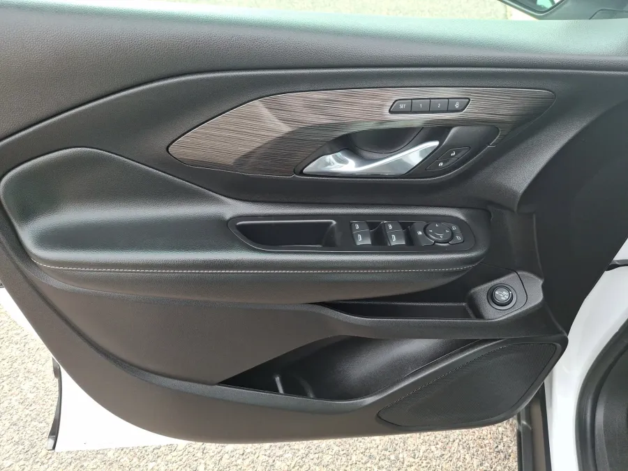 2024 GMC Terrain SLT | Photo 12 of 21