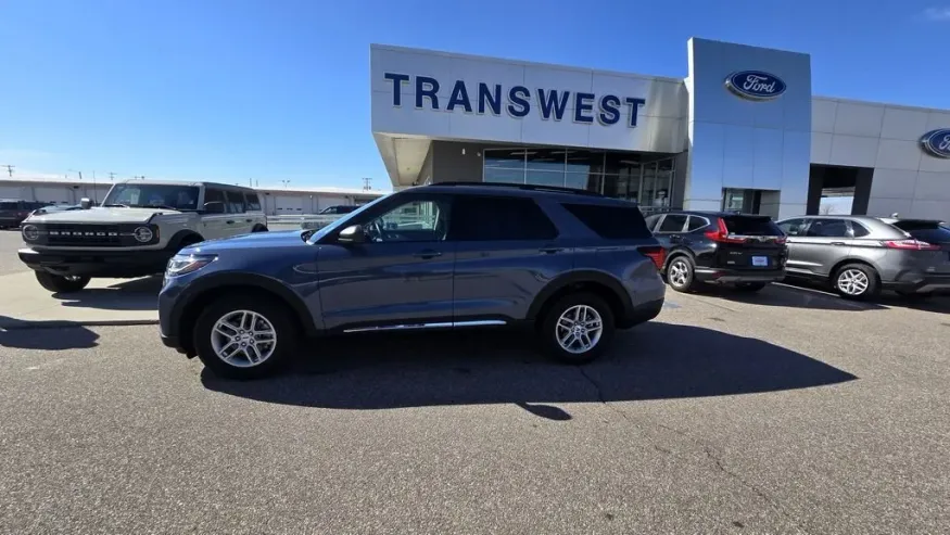 2025 Ford Explorer | Photo 1 of 30