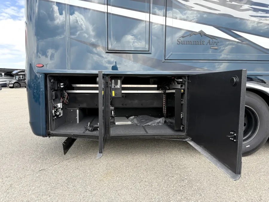 2026 Newmar Summit Aire 4505 | Photo 29 of 32