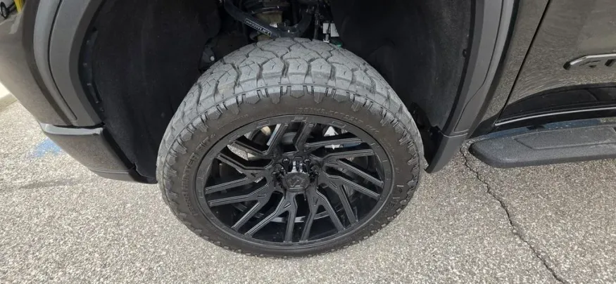 2024 GMC Sierra 1500 | Photo 10 of 32