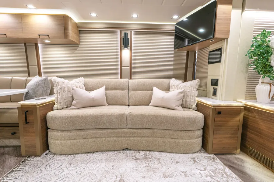 2026 Emerald Luxury Coaches Prevost H3-45 Triple Slide | Photo 6 of 20