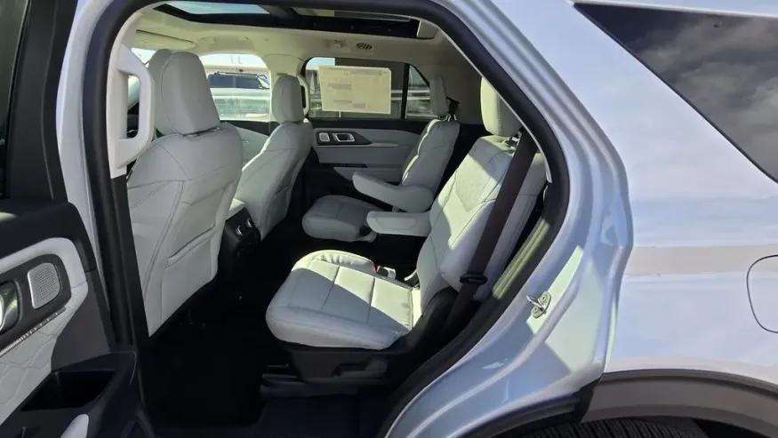 2025 Ford Explorer | Photo 33 of 35