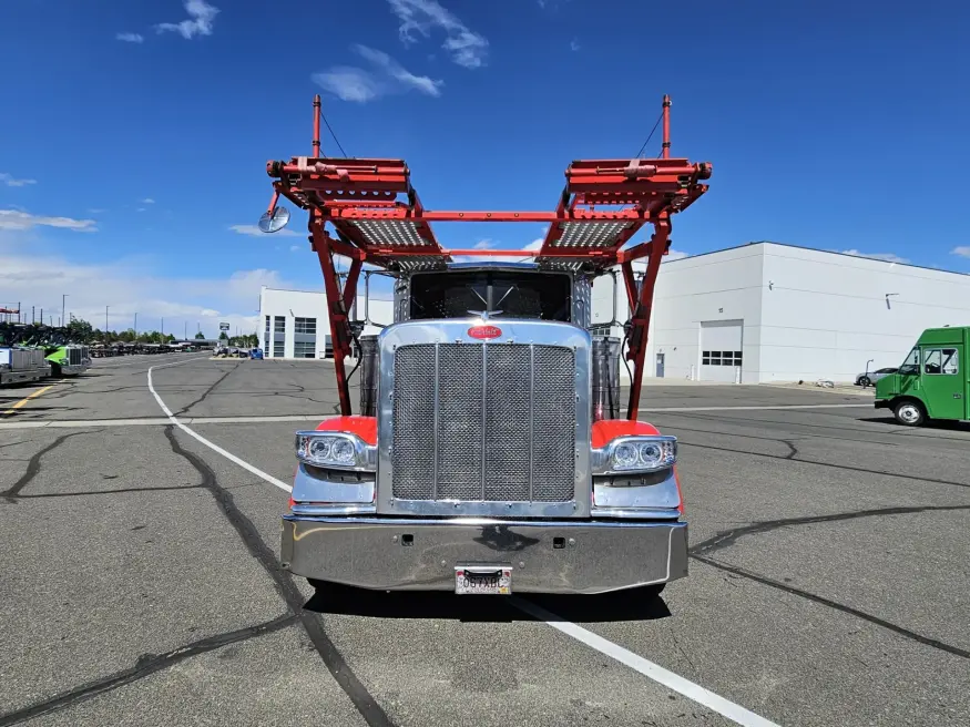 2020 Peterbilt 389 | Photo 2 of 35