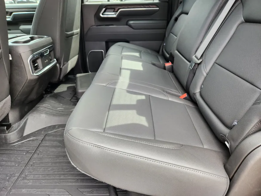 2025 GMC Sierra 2500HD SLT | Photo 10 of 32