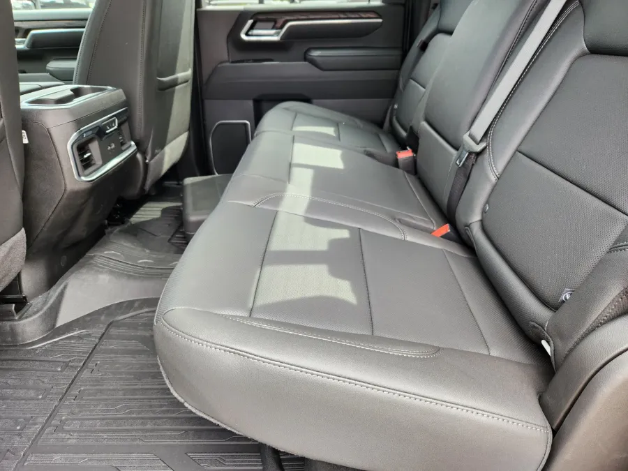 2025 GMC Sierra 2500HD SLT | Photo 10 of 32