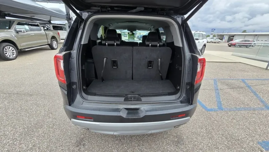 2023 GMC Acadia | Photo 8 of 30