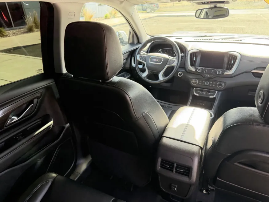 2024 GMC Terrain SLT | Photo 9 of 20