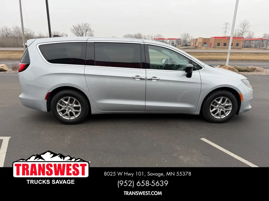 2024 Chrysler Voyager | Photo 5 of 23