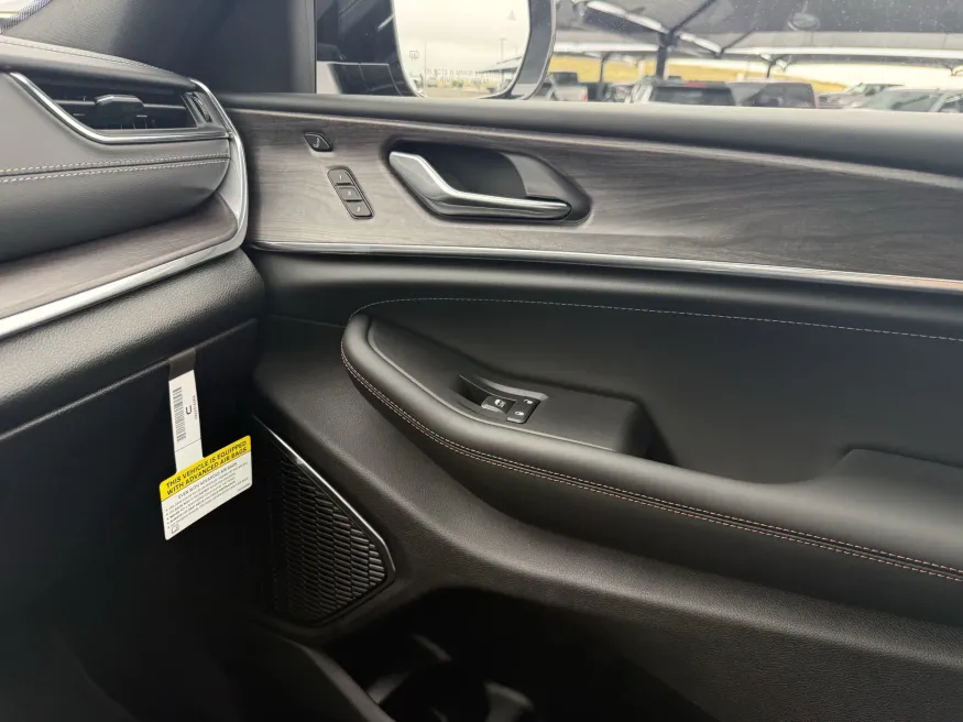 2025 Jeep Grand Cherokee Overland | Photo 13 of 19