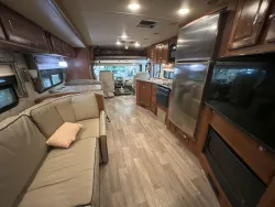 2019 Winnebago Sunstar LX 35F | Thumbnail Photo 11 of 20