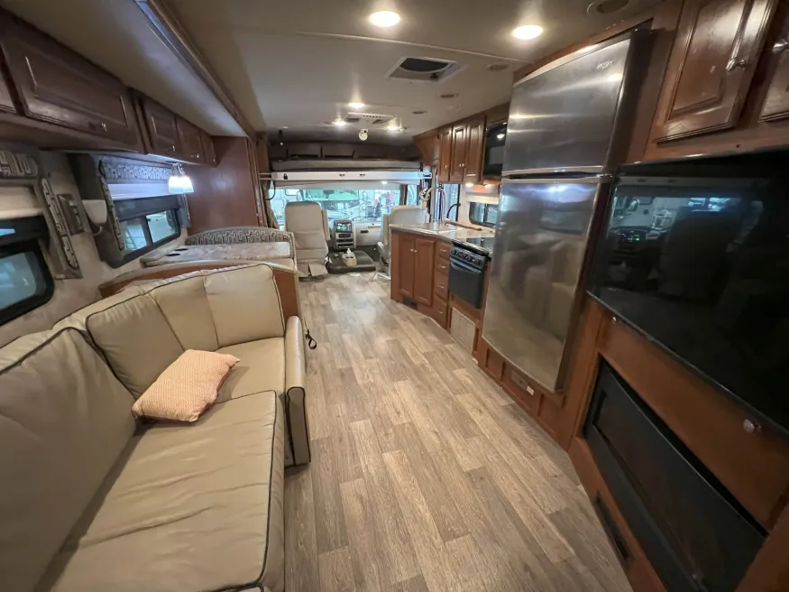 2019 Winnebago Sunstar LX 35F | Photo 11 of 20