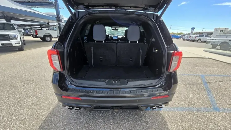 2022 Ford Explorer | Photo 8 of 31