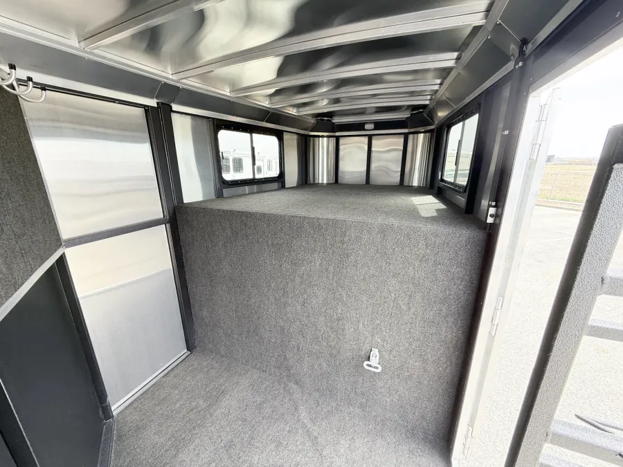 2026 Logan Coach Crossfire 3HGN | Photo 4 of 14