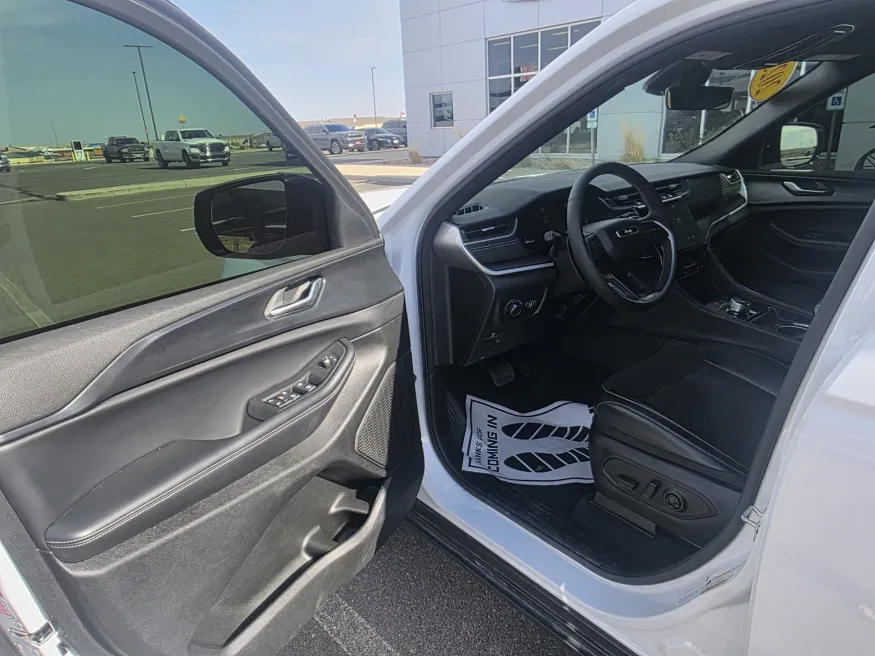 2025 Jeep Grand Cherokee Altitude | Photo 8 of 31