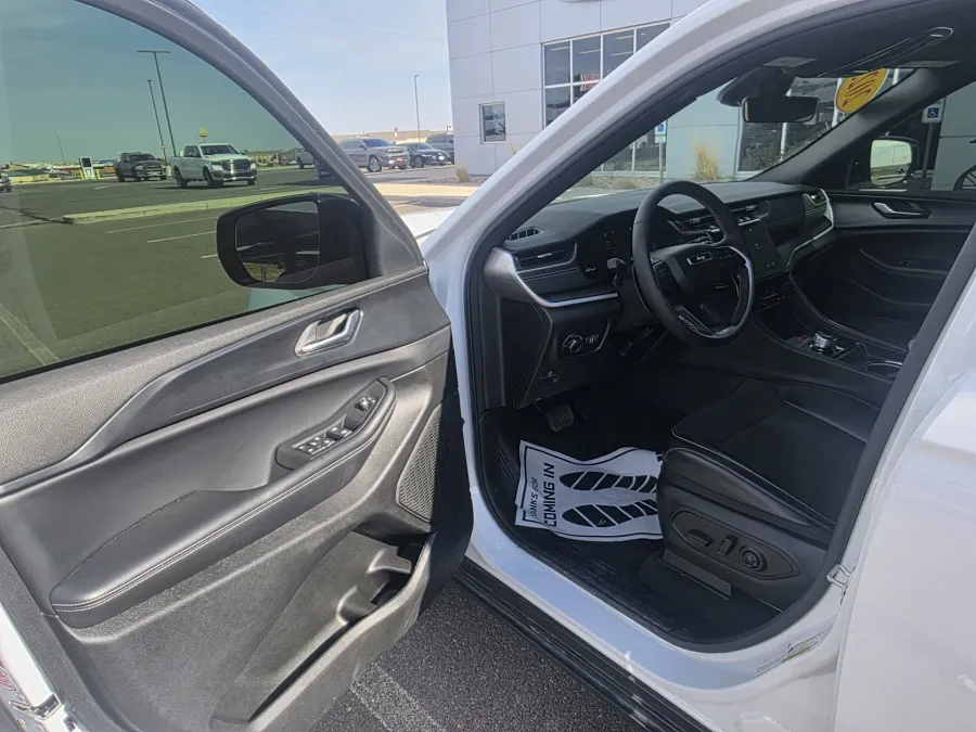 2025 Jeep Grand Cherokee Altitude | Photo 8 of 31