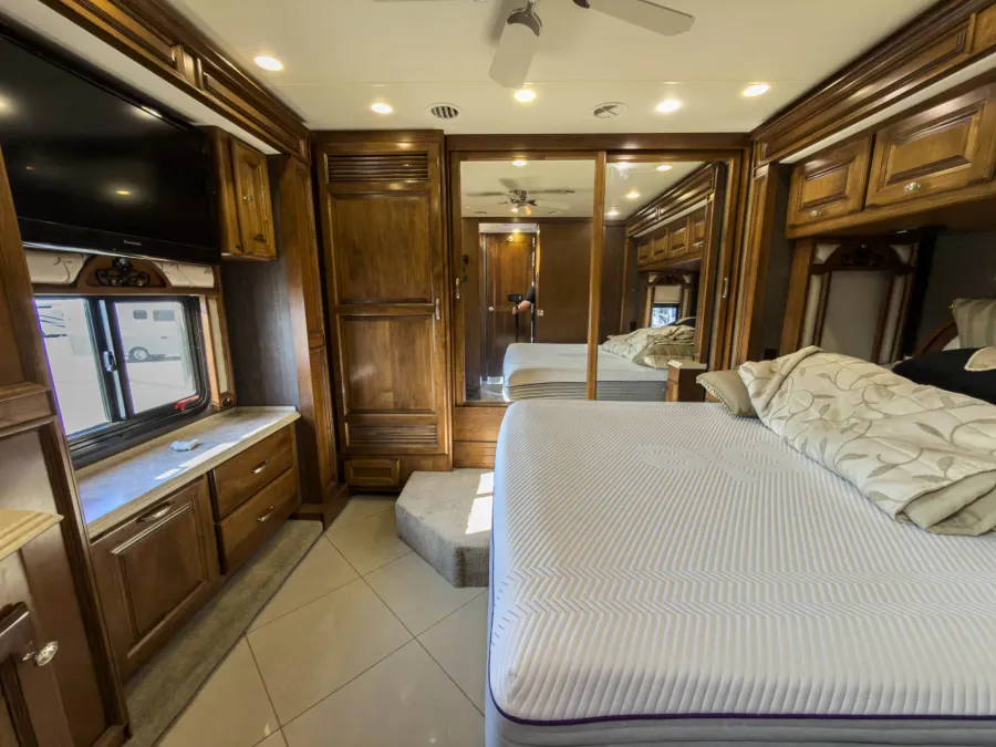 2013 Tiffin Phaeton 36QSH | Photo 25 of 39