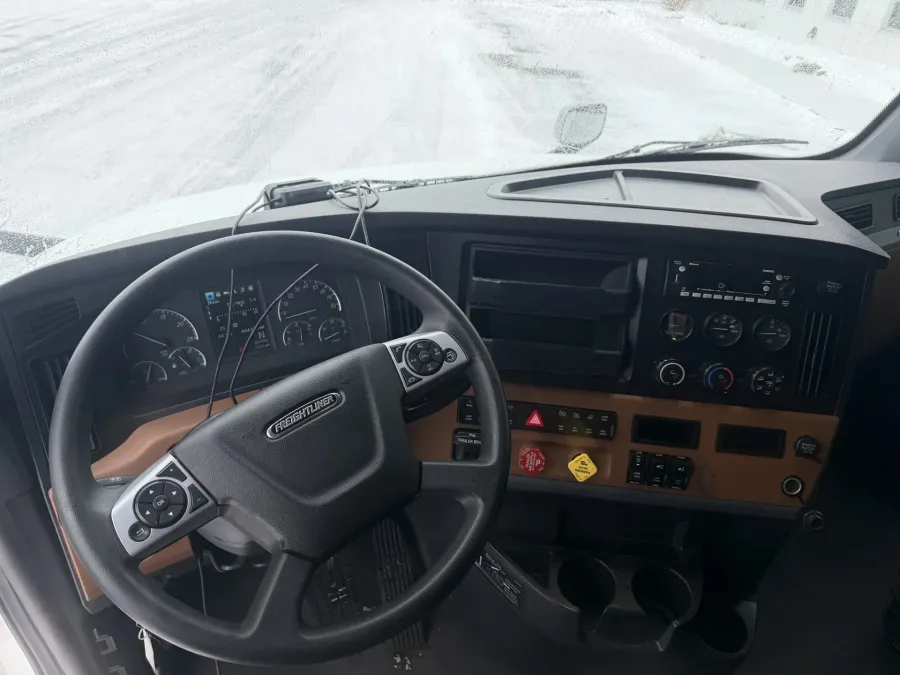 2022 Freightliner Cascadia | Photo 7 of 11