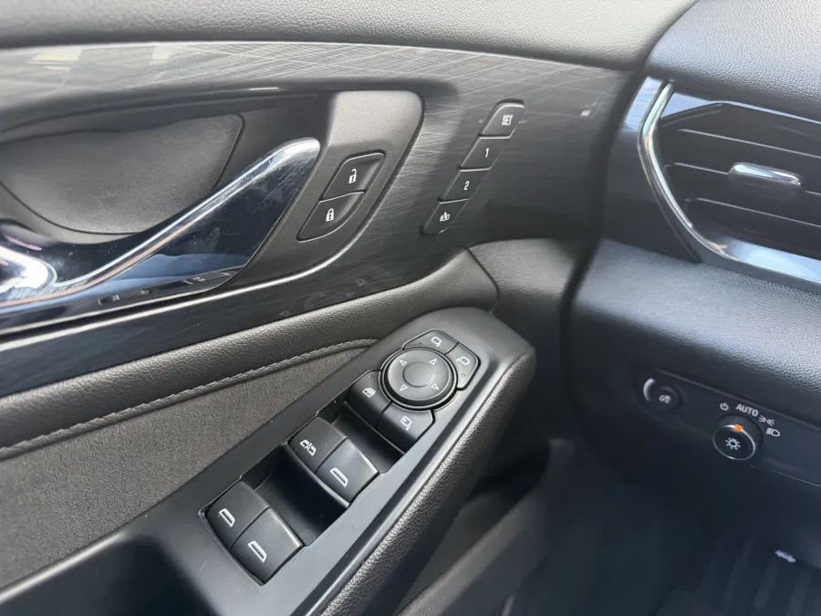 2023 Chevrolet Traverse High Country | Photo 16 of 22